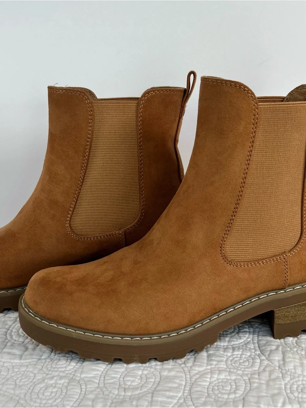 Universal Thread Tan Chelsea Boots Women’s Size 8 Lug Sole Ankle Booties NEW